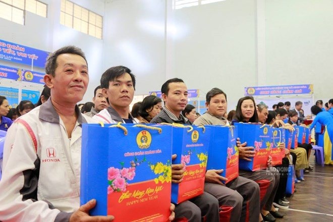 Miembros del sindicato y trabajadores en Khanh Hoa celebran el Tet Sum vay, el mercado Tet del Sindicato en 2026. Foto: Phuong Linh