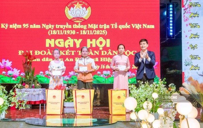 El Sr. Le Quang Quynh - Secretario del Comité del Partido de la comuna de Hiep Duc, ciudad de Da Nang entrega regalos a la gente con motivo del Día de la Gran Unidad Nacional 2025. Foto: Truong An
