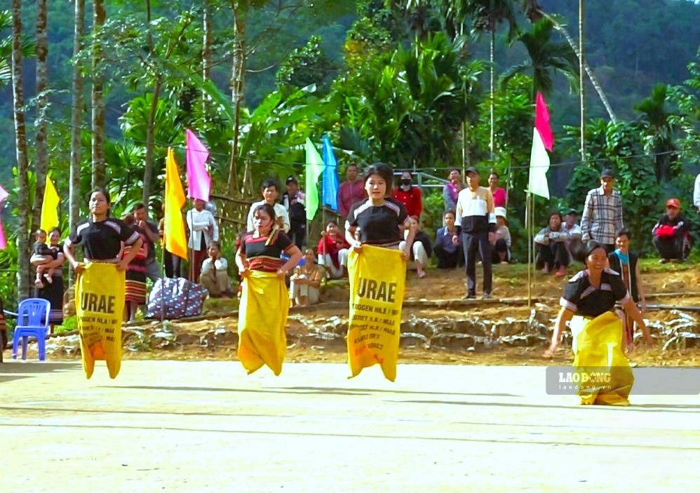 Người dân miền núi Đà Nẵng hào hứng tham gia trò chơi dân gian trong Ngày hội Đại đoàn kết năm 2025. Ảnh: Hoàng Bin
