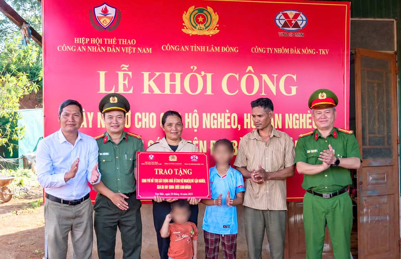 La policía de Lâm Đồng se une para construir casas para hogares pobres en zonas fronterizas