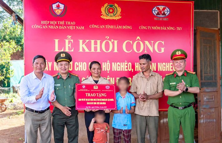 La policía de Lâm Đồng junto con las unidades y el gobierno local entregan un cartel simbólico de apoyo financiero para la construcción de viviendas para hogares pobres en la comuna de Tuy Đức. Foto: Policía de la comuna de Tuy Đức