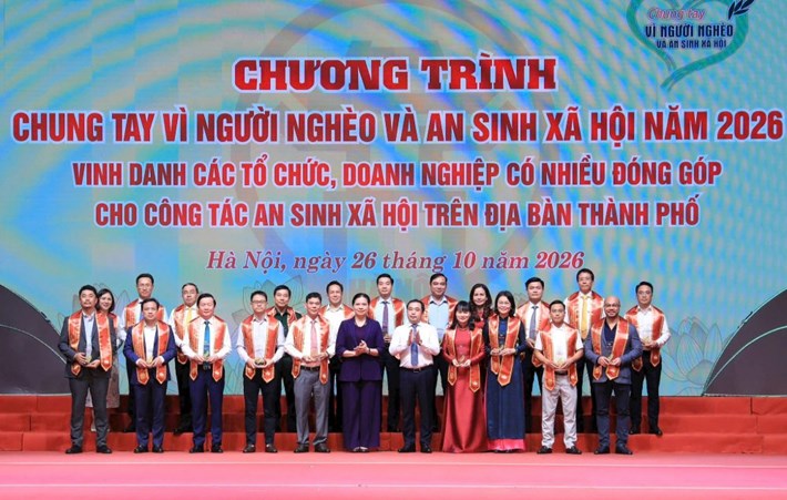 El miembro del Buró Político, secretario del Comité del Partido de la ciudad de Hanoi, Tran Duc Thang, y la miembro del Comité Central del Partido, vicepresidenta y secretaria general del Comité Central del Frente de la Patria de Vietnam, Ha Thi Nga, entregan símbolos de honor a las unidades. Foto: Quang Thai
