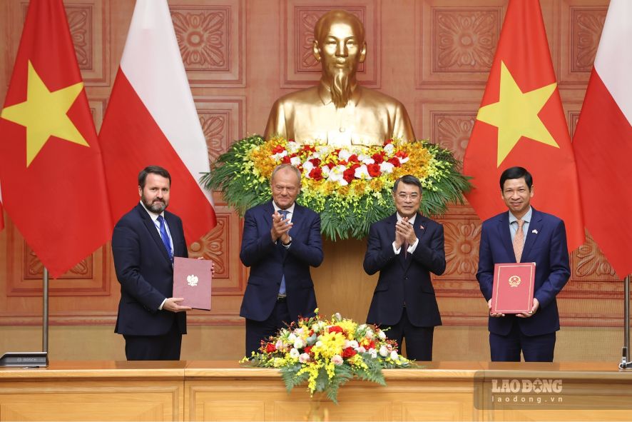 Ủy viên Bộ Chính trị, Thủ tướng Chính phủ Lê Minh Hưng và Thủ tướng Cộng hòa Ba Lan Donald Tusk chứng kiến trao Bản ghi nhớ về hợp tác du lịch giữa Bộ Văn hóa, Thể thao và Du lịch và Bộ Thể thao và Du lịch nước Cộng hòa Ba Lan. Ảnh: Hải Nguyễn