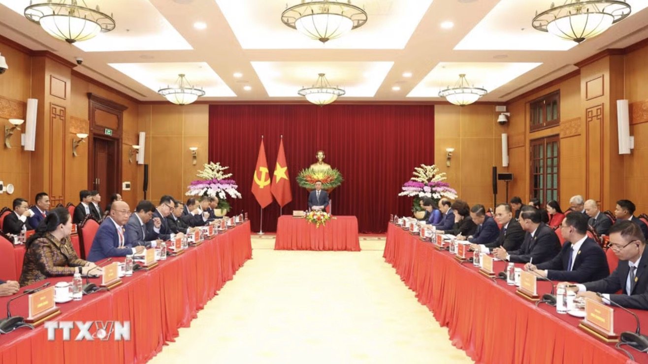 Ủy viên Bộ Chính trị, Thường trực Ban Bí thư Trần Cẩm Tú tiếp Đoàn cán bộ lãnh đạo trẻ Đảng Nhân dân Campuchia. Ảnh: TTXVN