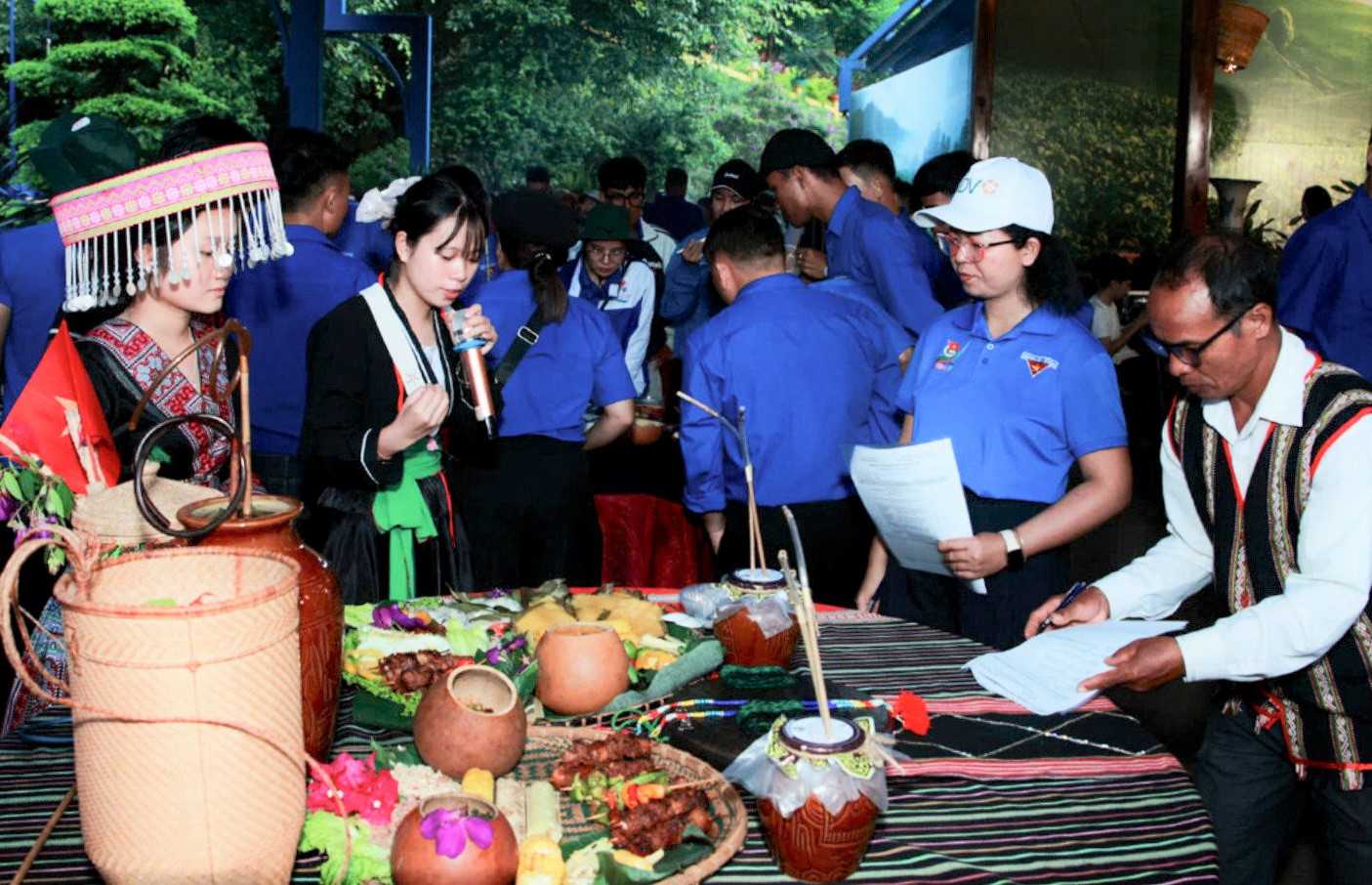 Hội thi ẩm thực, giới thiệu những món ăn đặc trưng của thanh niên các dân tộc, vùng miền. Ảnh: Quang Vũ 