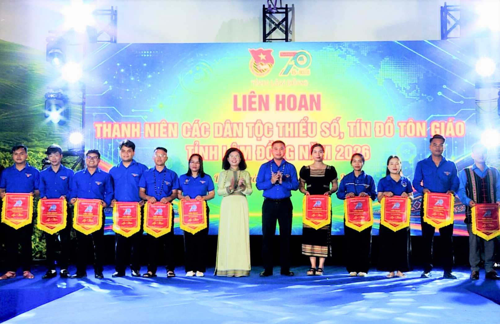 Ban Tổ chức trao cờ lưu niệm cho các cụm thi đua tham gia Liên hoan. Ảnh: Quang Vũ 