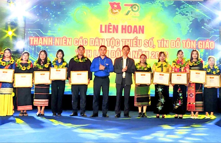 The Organizing Committee commends outstanding ethnic minority youth and religious followers in 2026. Photo: Quang Vu