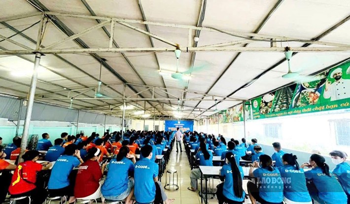Lao Cai Trade Union brings drug prevention and control content to grassroots levels. Photo: Lam Anh