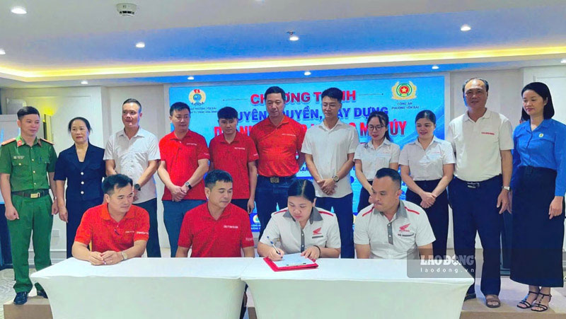 Doanh nghiệp ký cam kết thực hiện các tiêu chí xây dựng doanh nghiệp “không ma túy“. Ảnh: Mạnh Hùng 