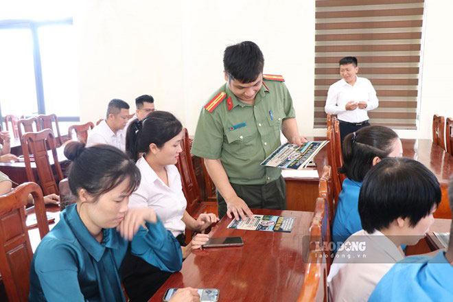 Cán bộ công an phát tờ rơi tuyên truyền, phổ biến kiến thức pháp luật về phòng, chống ma túy. Ảnh: Mạnh Hùng 
