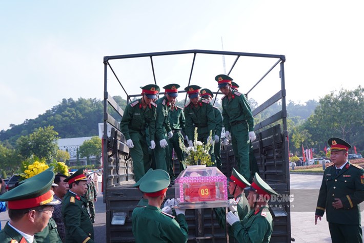 The completion of information dossiers is the basis for serving the search and repatriation of martyrs' remains in Lao Cai. Photo: Dinh Dai