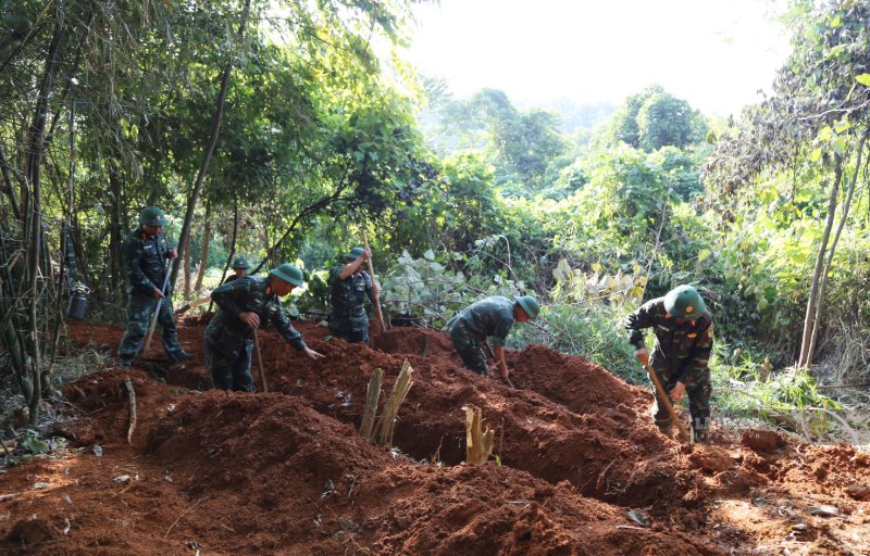 Công tác rà soát, xác minh thông tin mộ liệt sĩ tại các địa bàn là cơ sở phục vụ tìm kiếm, quy tập hài cốt liệt sĩ ở Lào Cai. Ảnh: Đinh Đại