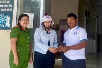 Mr. Le Thanh Tien returns the wallet along with cash and personal papers to Ms. Tran Thi Giang Xuan in the presence of Phuoc Hoi Ward Police. Photo: Phuoc Hoi Ward Police