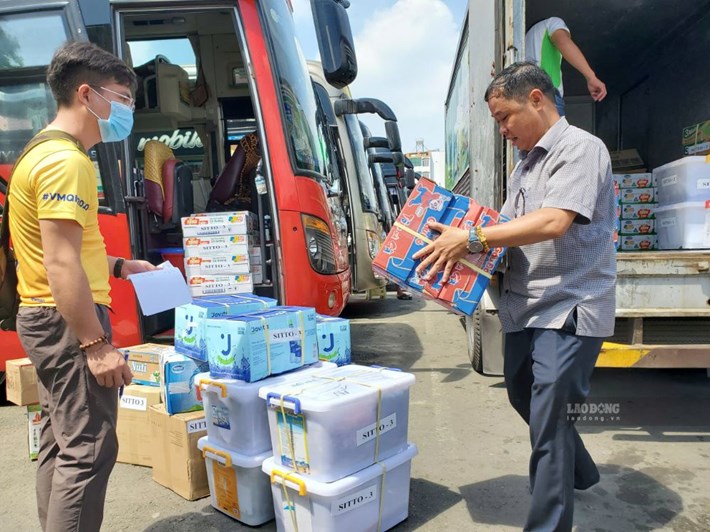 Receiving and transporting relief goods for flood victims. Photo: Ha Nam