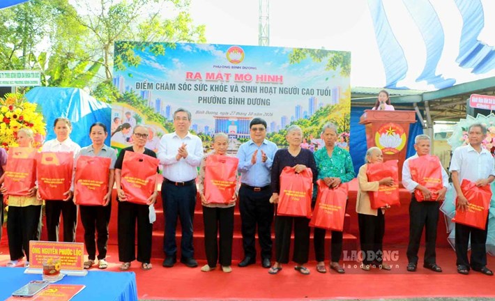 Program to launch model points for health care and elderly living in Binh Duong ward. Photo: Dinh Trong