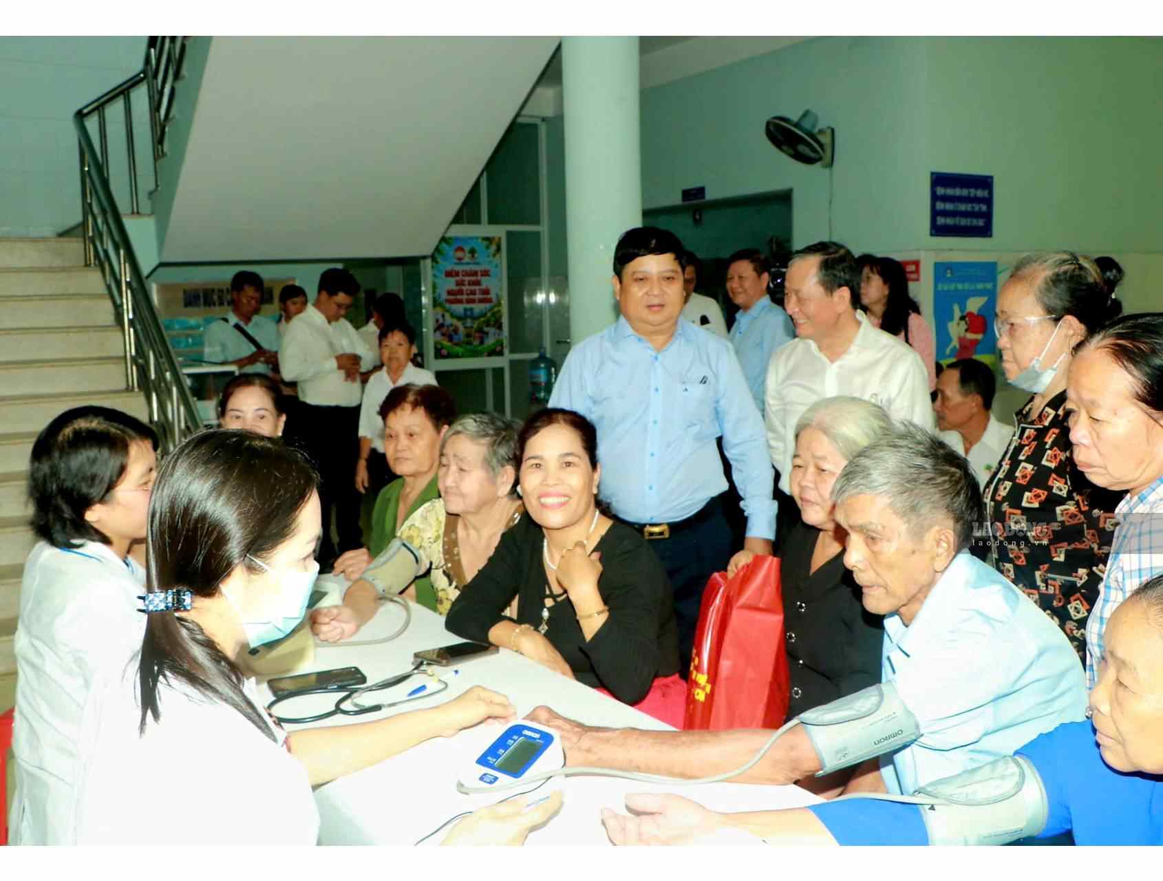 Người cao tuổi được thăm khám, chăm sóc sức khỏe tại chương trình. Ảnh: Đình Trọng