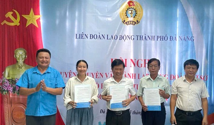 Da Nang Trade Union establishes new grassroots trade union with 24 union members. Photo: Da Nang Trade Union