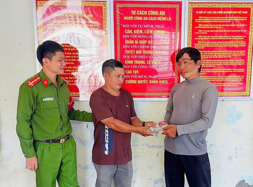 Picking up 9.6 million VND, people brought it to the police to find the person who dropped it