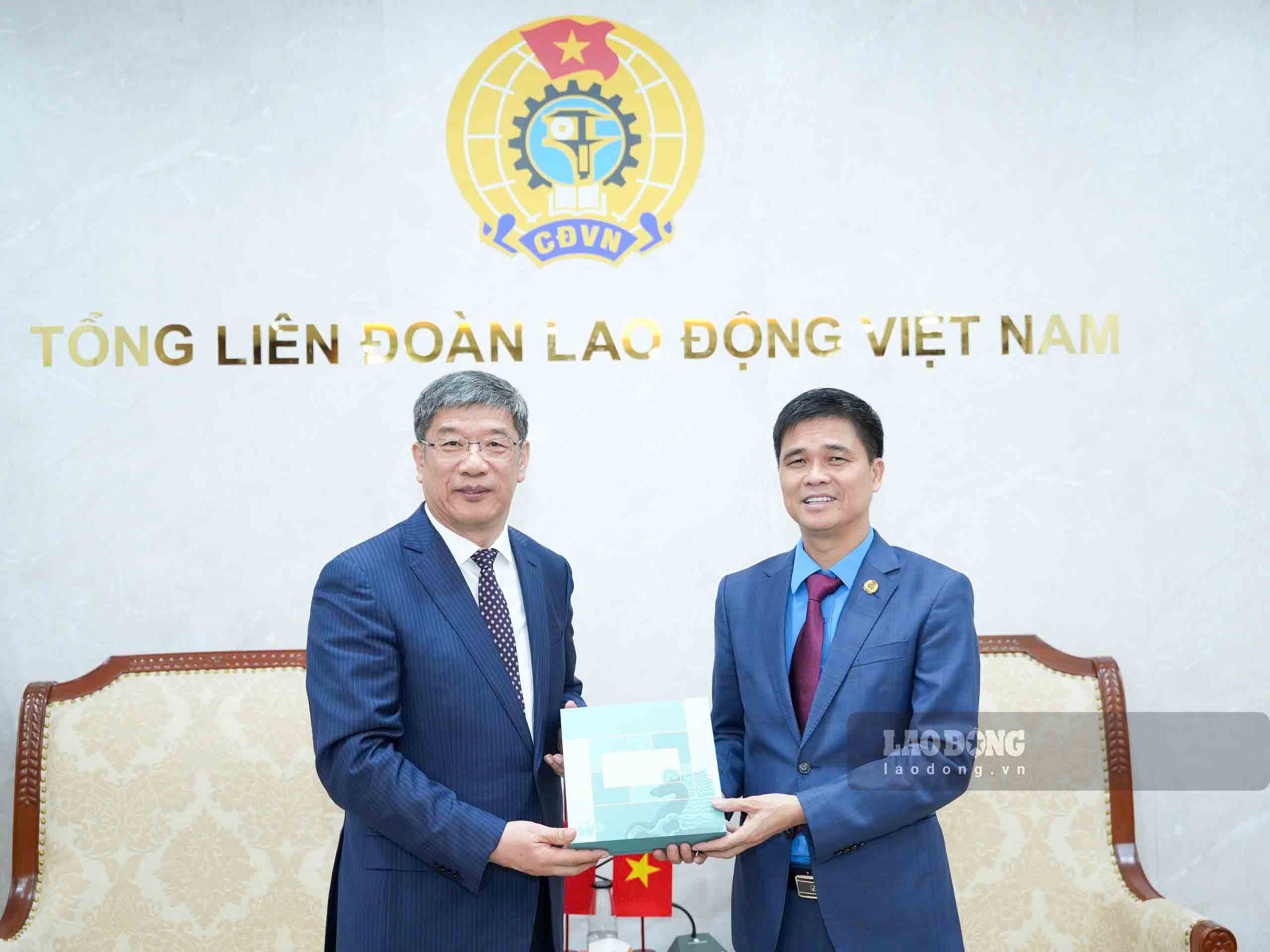 2 bên tặng quà lưu niệm. Ảnh: Hữu Chánh.