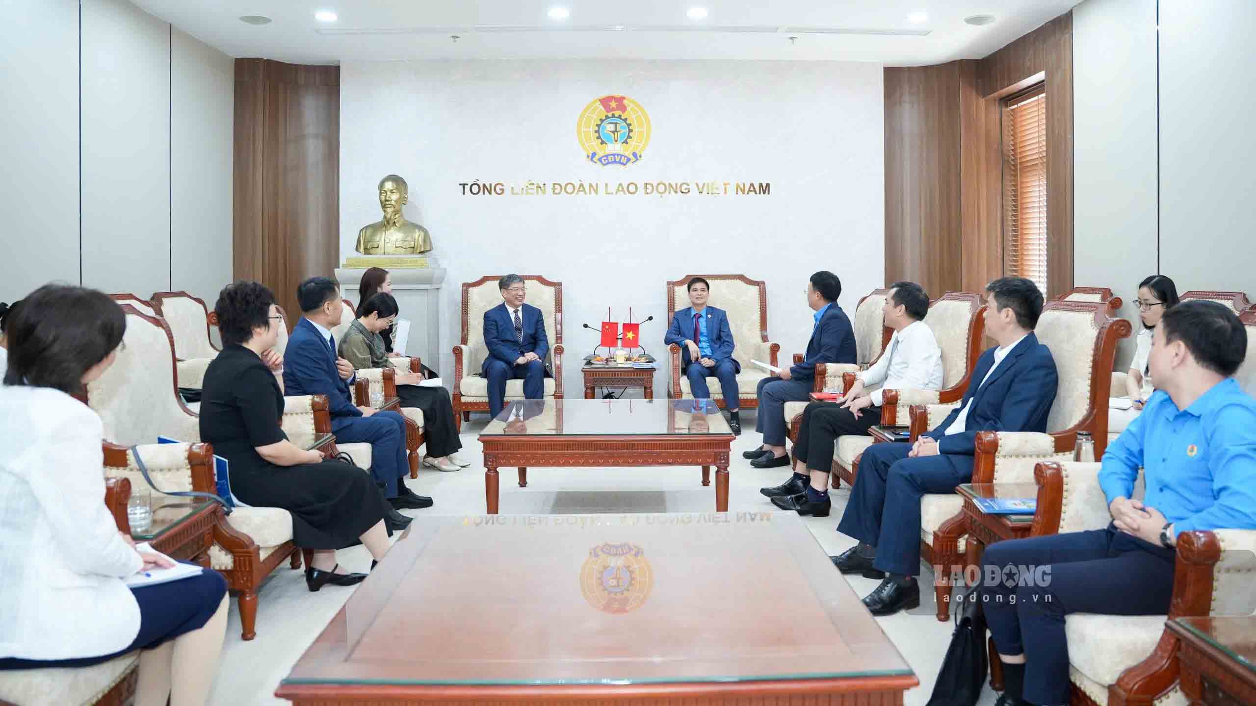Tổng Liên đoàn Lao động Việt Nam tiếp Đoàn đại biểu Tổng Công hội thành phố Bắc Kinh (Trung Quốc) đến thăm và chào xã giao ngày 27.10. Ảnh: Hữu Chánh.