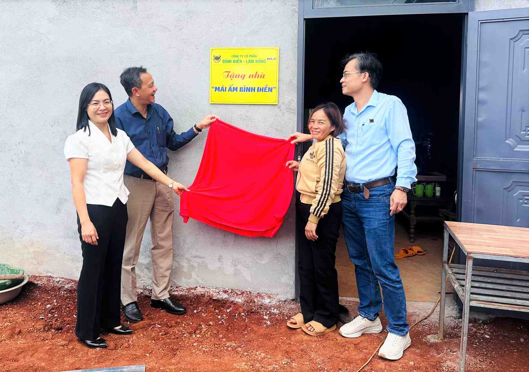 Nhà tài trợ cùng lãnh đạo Hội Nông dân tỉnh Lâm Đồng bàn giao nhà “Mái ấm Bình Điền” cho bà gia đình bà Lê Thị Vinh, xã Nâm Nung. Ảnh: Tô Hiệu 