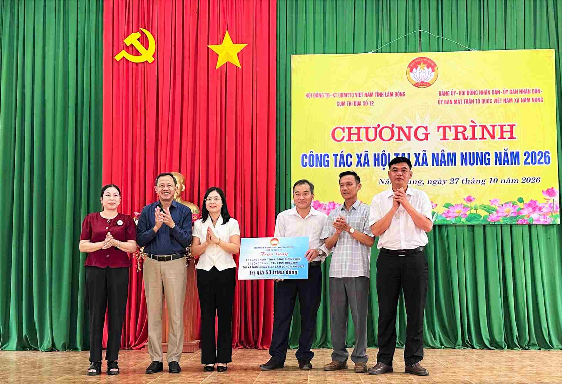 Cụm thi đua số 12 trao tặng các công trình an sinh xã hội cho các đơn vị đứng chân trên địa bàn xã Nâm Nung. Ảnh: Tô Hiệu 