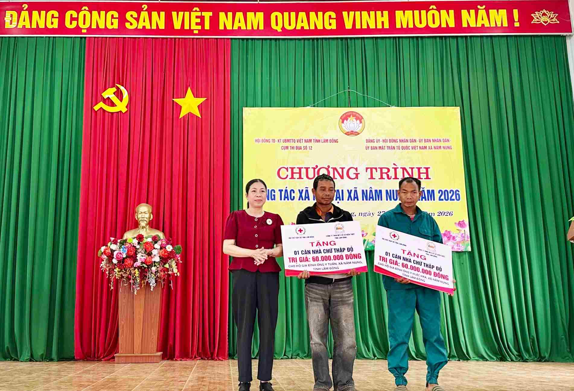 Lam Dong awards Red Cross houses, supports poor students in Nam Nung