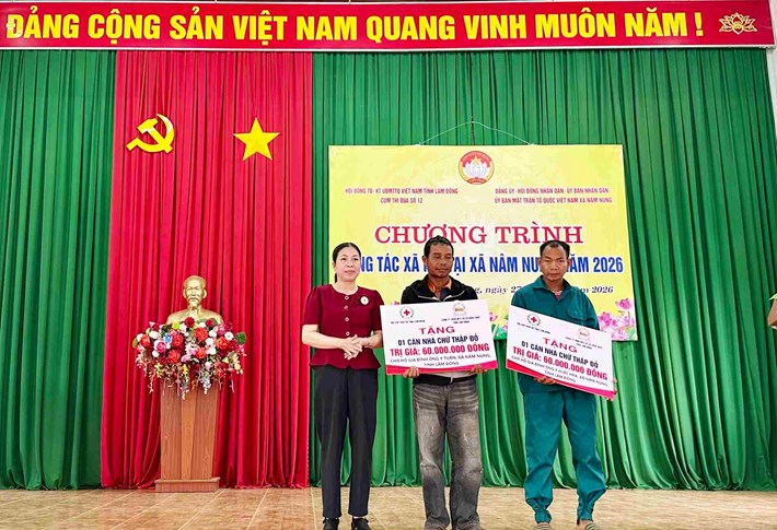 Trao tặng 2 căn nhà Chữ thập đỏ cho các hộ gia đình khó khăn tại xã Nâm Nung. Ảnh: Tô Hiệu
