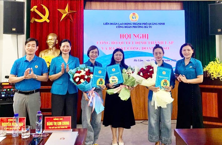 Leaders of the Quang Ninh City Labor Federation and Ha Tu Ward Trade Union present flowers to congratulate newly established grassroots trade unions. Photo: Thai Hai.
