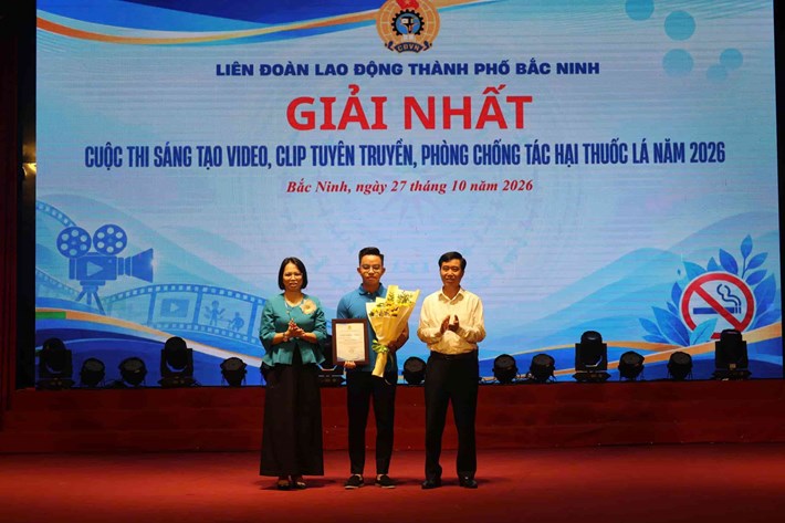 Bac Ninh City Labor Federation awarded the First Prize to the Creative Video and Clip Contest to promote the prevention and control of the harms of tobacco in 2026. Photo: Quyet Chien.