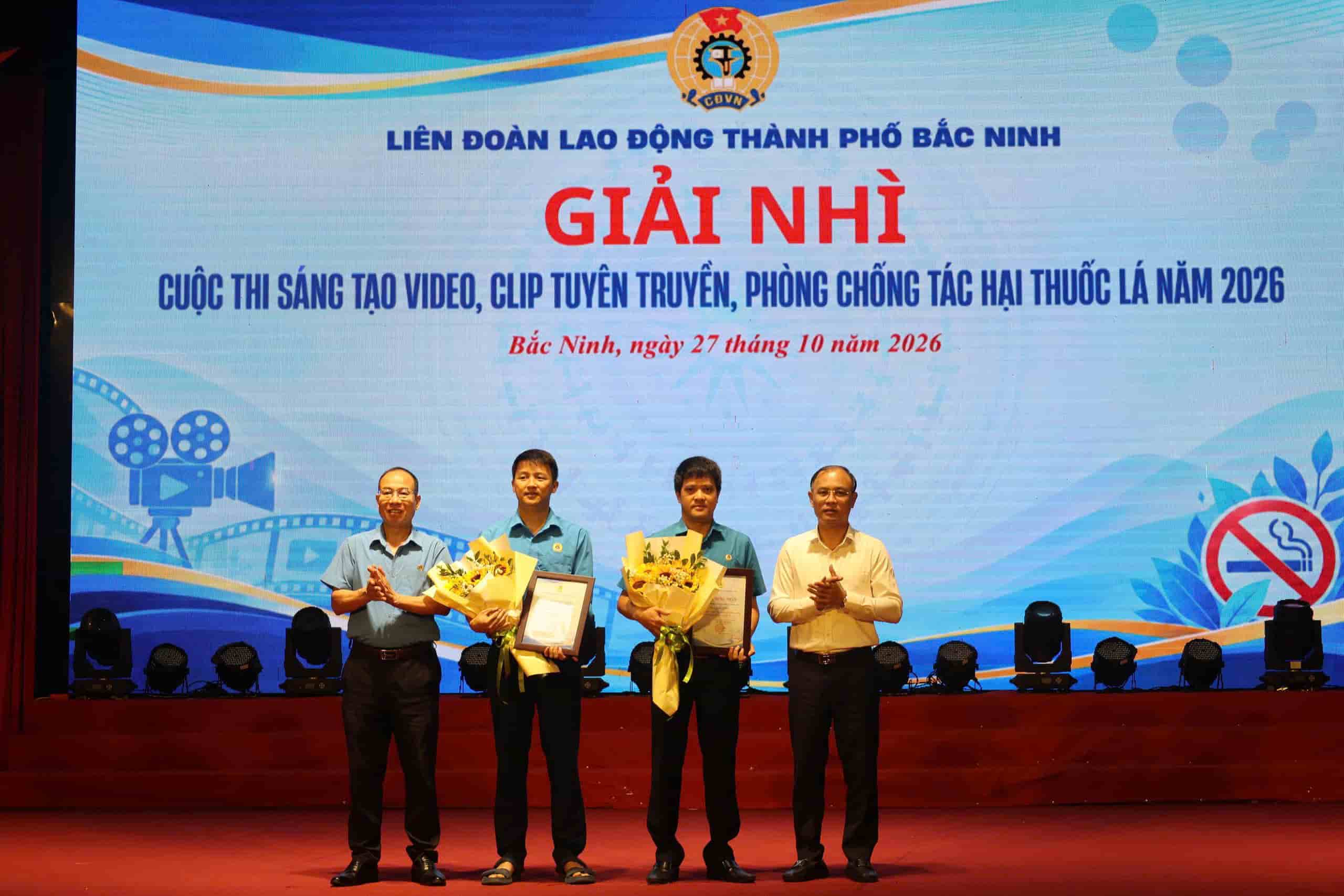 Ban tổ chức trao giải Nhì cho Cuộc thi sáng tạo video, clip tuyên truyền phòng, chống tác hại của thuốc lá năm 2026. Ảnh: Quyết Chiến.
