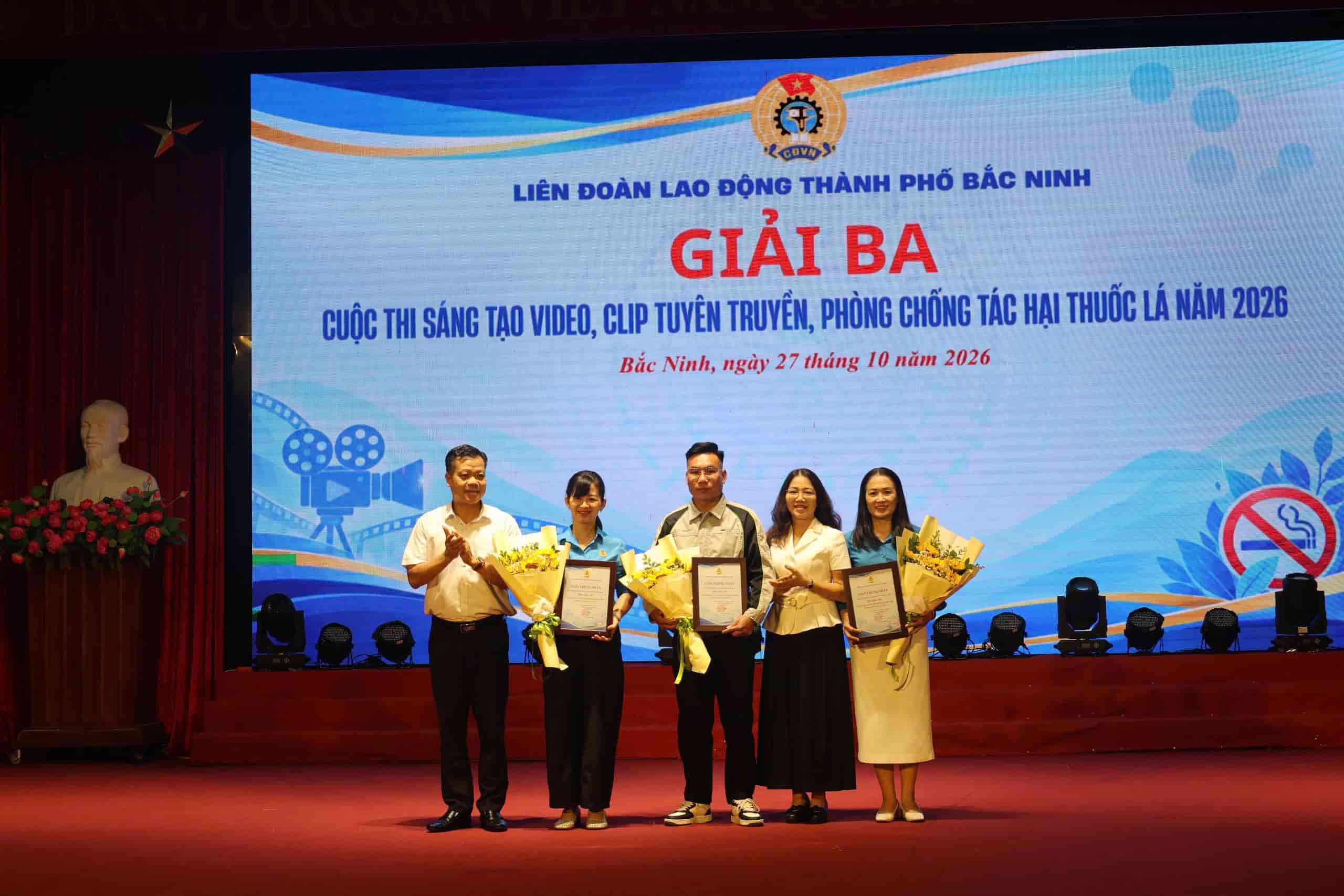 Ban tổ chức trao giải cho Cuộc thi sáng tạo video, clip tuyên truyền phòng, chống tác hại của thuốc lá năm 2026. Ảnh: Quyết Chiến. 