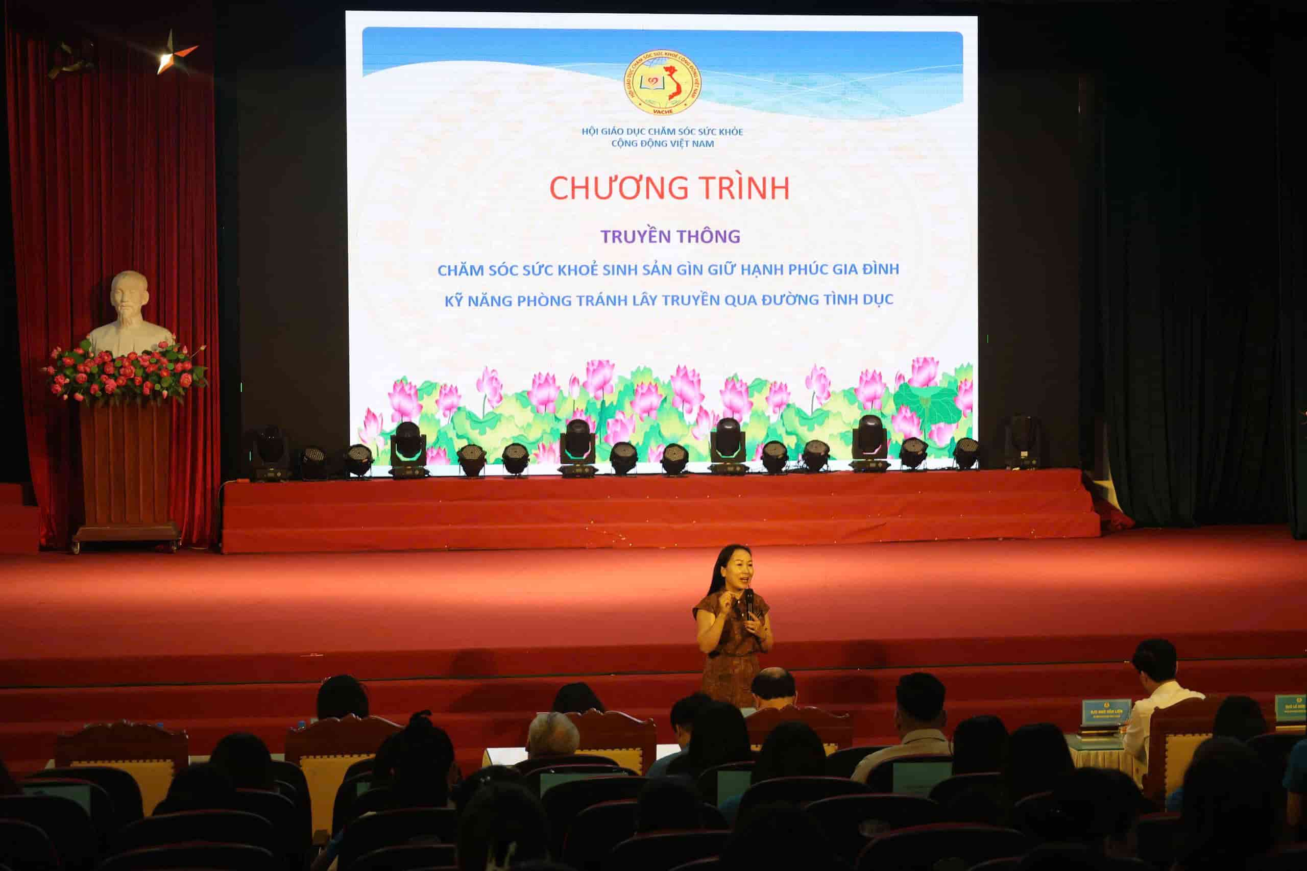 Liên đoàn Lao động thành phố Bắc Ninh tuyên truyền công tác dân số, chăm sóc sức khỏe sinh sản cho đoàn viên, người lao động. Ảnh: Quyết Chiến.