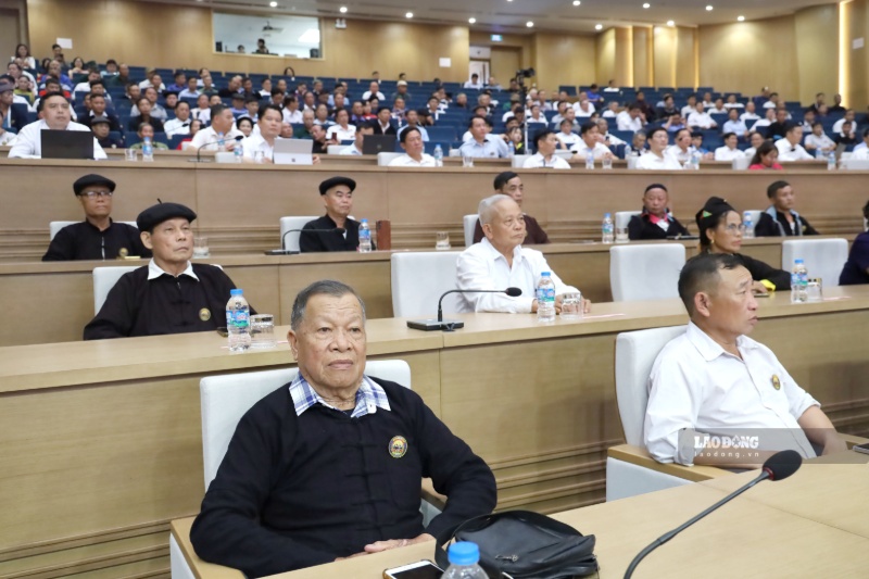 Các đại biểu là người có uy tín trong đồng bào dân tộc thiểu số tham dự hội nghị chiều 27.10. Ảnh: Nguyễn Hiên