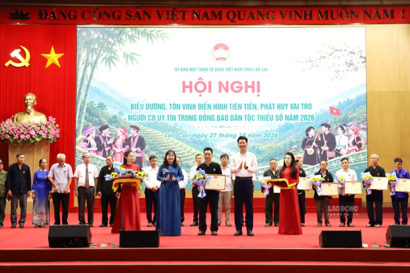 Những cá nhân tiêu biểu được tôn vinh vì có nhiều đóng góp trong các phong trào thi đua yêu nước. Ảnh: Nguyễn Hiên