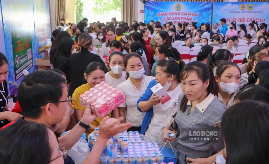 More support for female union members in difficult circumstances in Hue