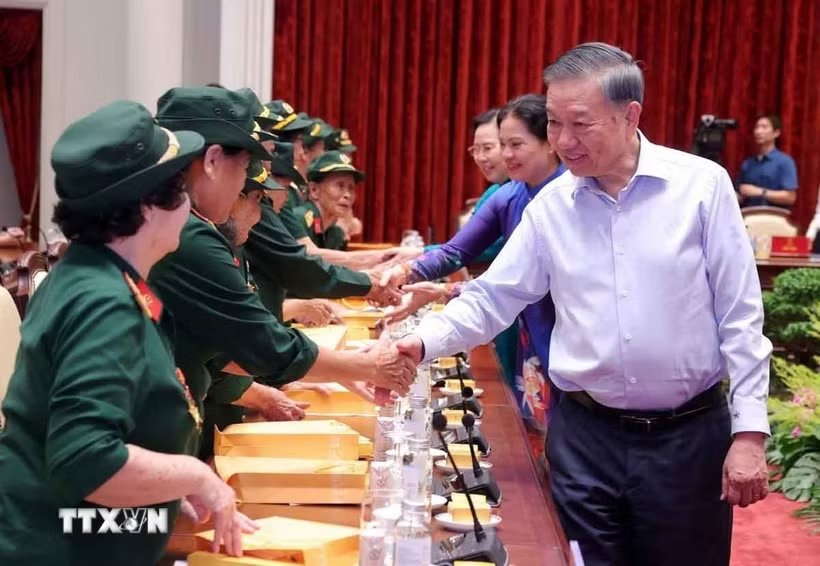 Tổng Bí thư, Chủ tịch nước Tô Lâm với đại biểu Đại đội Nữ lái xe Trường Sơn. Ảnh: TTXVN