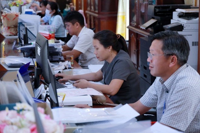 Trước 20.11, các cơ quan, địa phương hoàn thành phương án bố trí, cơ cấu đội ngũ và phương án biên chế. Trong ảnh, cán bộ, công chức Trung tâm phục vụ hành chính công phường Tân Khai (Đồng Nai). Ảnh: dongnai.gov.vn phát ngày 27.10