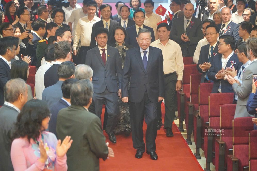 Tổng Bí thư, Chủ tịch nước Tô Lâm cùng các đại biểu tham dự lễ kỷ niệm 50 năm thành lập Đại học Kinh tế TPHCM (UEH). Ảnh: Chân Phúc