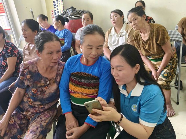 Người dân Pù Nhi tra cứu thông tin trên mạng internet. Ảnh: Thu Hạnh