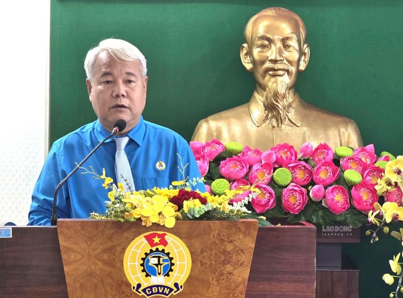 Ông Võ Khắc Thái - Chủ tịch LĐLĐ TPHCM phát biểu nhận nhiệm vụ. Ảnh: Nam Dương