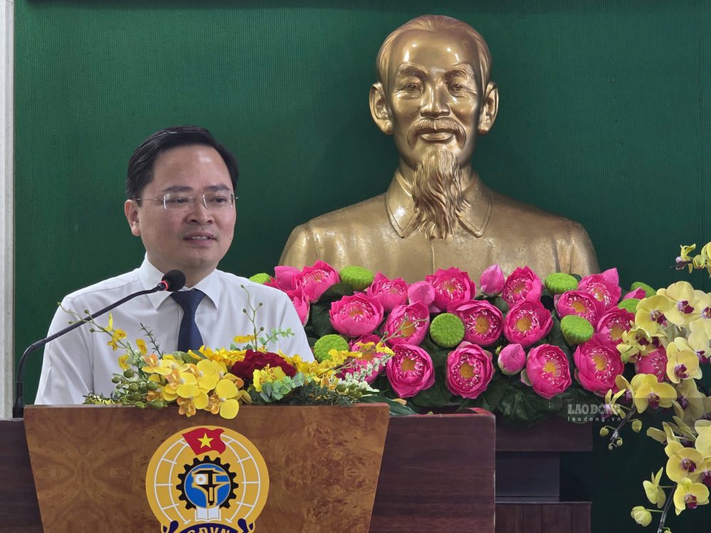 Chủ tịch Tổng LĐLĐ Việt Nam Nguyễn Anh Tuấn phát biểu chúc mừng và giao nhiệm vụ với Chủ tịch LĐLĐ TPHCM Võ Khắc Thái. Ảnh: Nam Dương