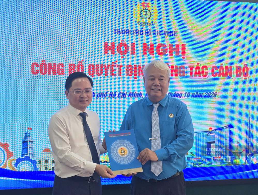 Chairman of the Vietnam General Confederation of Labor presents the decision recognizing the Chairman of the Ho Chi Minh City Labor Federation