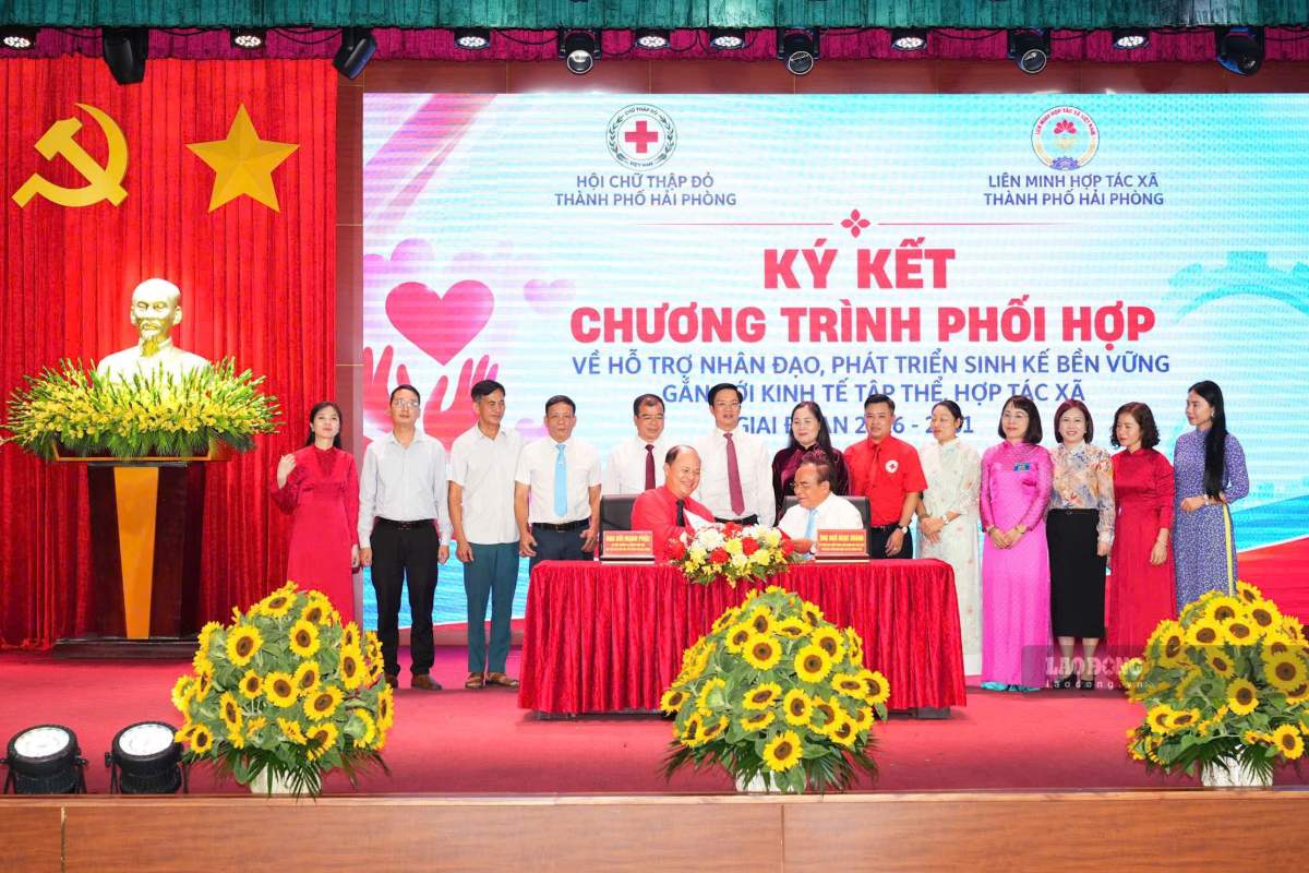 Ngay sau Đại hội, Hội Chữ thập đỏ thành phố và Liên minh Hợp tác xã thành phố ký kết chương trình phối hợp hỗ trợ nhân đạo, phát triển sinh kế bền vững với kinh tế tập thể hợp tác xã giai đoạn 2026 - 2031. Ảnh: Mai Dung