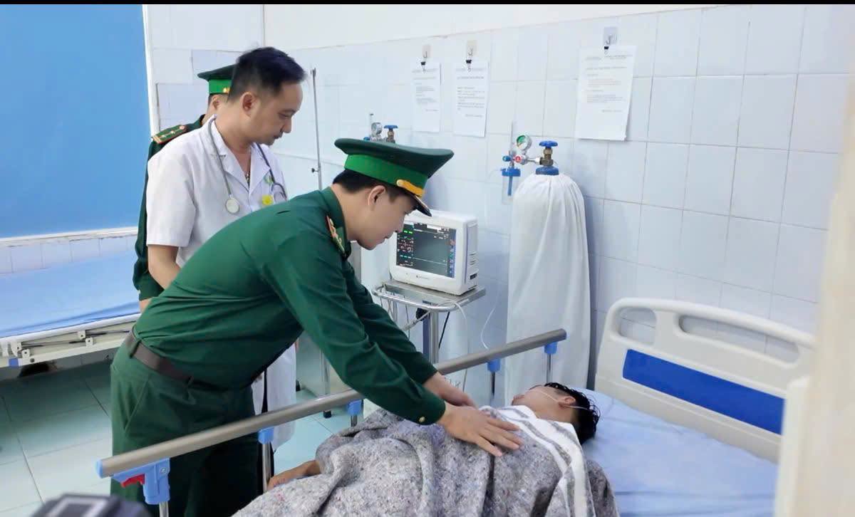 Rescuing 4 crew members who fell into the sea when a fishing boat encountered an accident in Hai Phong