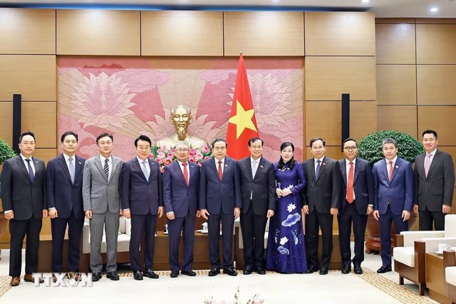 Tổng Bí thư, Chủ tịch nước Tô Lâm trao Huân chương Lao động hạng Nhất cho Đại học Kinh tế TPHCM. Ảnh: UEH