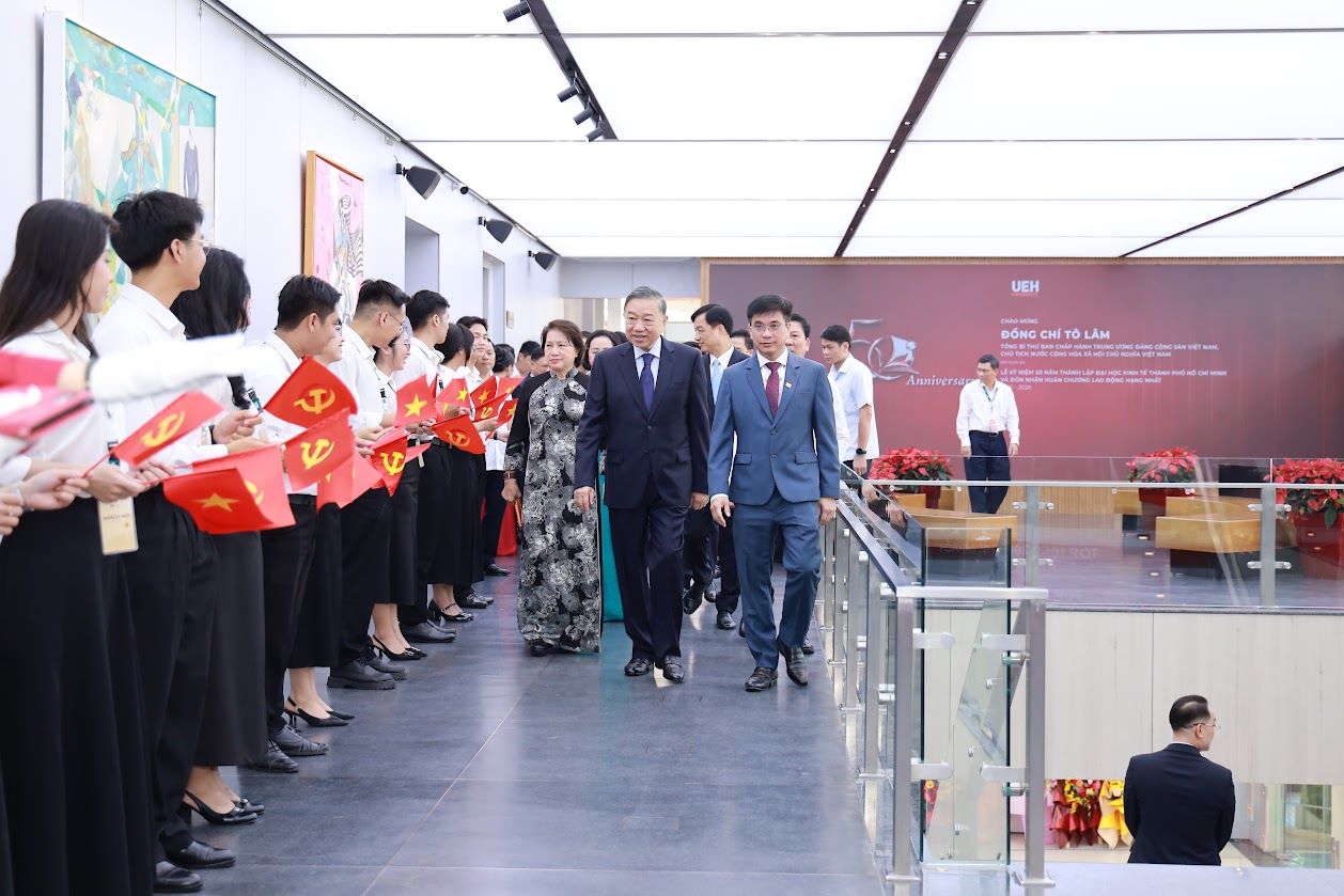 Tổng Bí thư, Chủ tịch nước Tô Lâm cùng các đại biểu tham dự lễ kỷ niệm 50 năm thành lập Đại học Kinh tế TPHCM. Ảnh: UEH