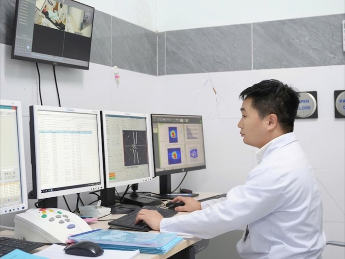 Master Do Cong Binh came to Quang Tri to work under the attraction policy. Mr. Binh said that besides the preferential treatment regime, the attachment of medical staff also comes from a humane working environment. Photo: Han Nguyen