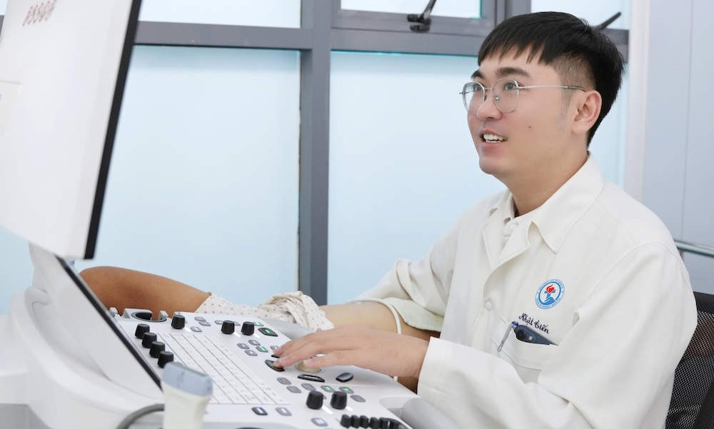 Thạc sĩ, bác sĩ nội trú Lê Nhật Tiến quyết định về quê làm việc không chỉ vì chính sách thu hút của tỉnh mà vì môi trường làm việc. Ảnh: Hàn Nguyên
