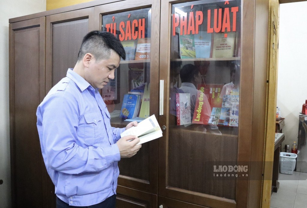 Công nhân lao động trau dồi kiến thức tại Điểm sinh hoạt văn hóa công nhân. Ảnh: Phạm Đông